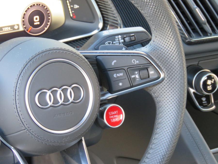 Детали интерьера Audi R8 RWS 2018 года  (фото 50 из 70)